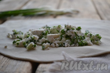 Тесто освободить от пищевой плёнки. Разделить тесто на одинаковые части (я обычно делю на 6-7 частей). Каждую часть теста на слегка присыпанной мукой поверхности раскатать очень тонко в круг. Начинку зрительно разделить по количеству частей теста. На одну половину раскатанного круга, отступив от краёв, выложить часть начинки из брынзы и зелени, накрыть второй половинкой теста, скрепить края, формируя кутаб (внешне кутаб очень похож на чебурек). Аналогично сформировать все кутабы.