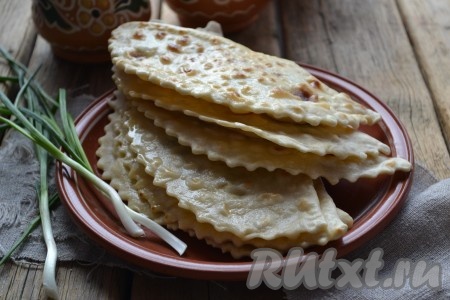 Постепенно пожарить все кутабы. К столу&nbsp;подавать их горячими.