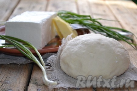 В тёплую воду (температура воды ориентировочно 38-40 градусов) добавить соль,&nbsp;растительное масло, перемешать, добавляя частями муку, замесить нежное, мягкое, не липнущее к рукам тесто, завернуть его в пищевую плёнку и убрать в холодильник минут на 30.