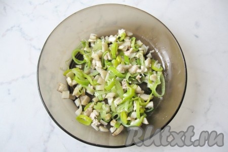 Лук-порей помыть и нарезать колечками. Вместо лука-порея можно взять репчатый лук, очистить его и мелко нарезать. Ножки грибов мелко нарезать. В сковороде разогреть растительное масло, выложить нарезанные лук и ножки шампиньонов, обжаривать на среднем огне минут 7-10, периодически помешивая. Затем убрать с огня и дать остыть. Переложить в тарелку.