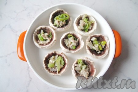 Шляпки шампиньонов наполнить курино-грибной начинкой.