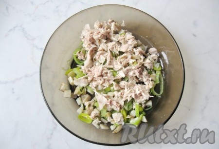 Варёное мясо курицы мелко нарезать, переложить в тарелку с шампиньонами и луком, посолить и перемешать получившуюся курино-грибную начинку.