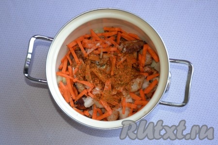 Овощи с мясом солим, посыпаем приправой, заливаем водой (вода должна быть на 2-3 см выше уровня свинины) и ставим на огонь. После закипания воды огонь уменьшаем, накрываем кастрюлю крышкой и тушим минут 20.