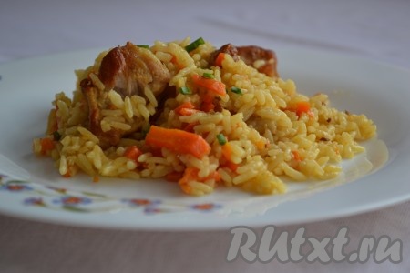 Огонь выключаем и даём вкусному, аппетитному плову из свинины минут 15 настояться в кастрюле под крышкой. Перед подачей перемешиваем.
