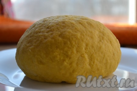 Затем всыпая частями оставшуюся муку, замесить мягкое, не липнущее к рукам тесто. Добавляя понемногу муку, ориентируйтесь не на количество муки, а на консистенцию замешиваемого теста для чак-чака. Завернуть тесто в пищевую плёнку и убрать в холодильник минут на 15.