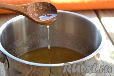 Для приготовления сиропа всыпать в кастрюлю стакан сахара, влить несколько столовых ложек воды, поставить на огонь и готовить на небольшом огне, помешивая, пока не растворится сахар. Затем добавить стакан мёда, помешивая, довести медовый сироп для чак-чака до кипения.