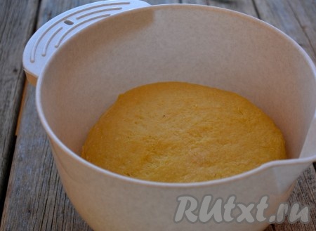 Добавляя муку, замешиваем нежное, мягкое тесто для творожных пончиков. Как только добились нужной консистенции теста, значит больше муку добавлять не нужно.