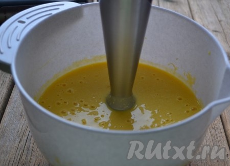Получившуюся творожную массу пробиваем при помощи погружного блендера до однородности.