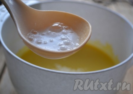 В творожную массу добавляем соду, погашенную уксусом, перемешиваем.