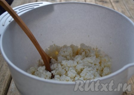 В объёмную миску кладём творог.