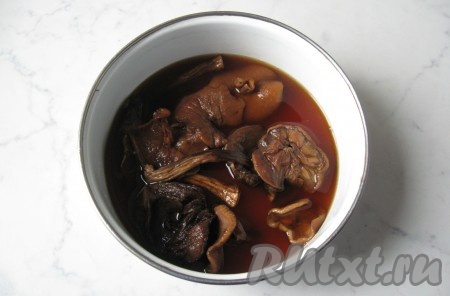 Сушёные грибы заранее залить холодной водой и дать постоять минимум 4-5 часов, а лучше - ночь.