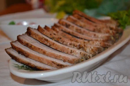 Вкуснейшую свинину в соусе ткемали достать из духовки, остудить и перед подачей на стол нарезать на тонкие ломтики.