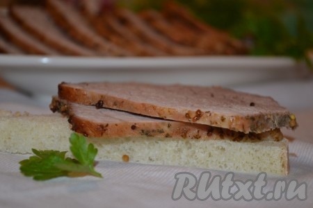 Мясо получается очень сочным, оно прекрасно подходит в качестве холодной закуски на праздничный стол или для приготовления обычных домашних бутербродов.