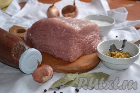 Мякоть свинины промыть под проточной водой и обсушить. Для этого рецепта лучше брать мясо без вкраплений сала.