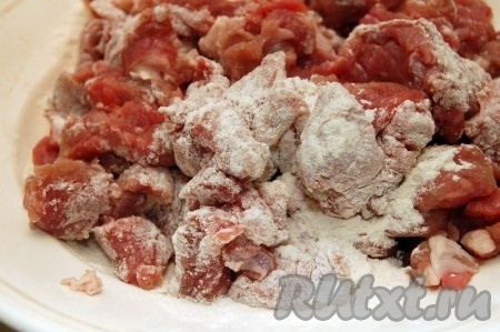 Обвалять мясо в муке.