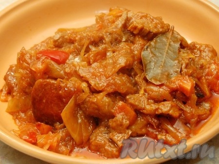 Мясо, тушеное с квашеной капустой, - аппетитное и очень сытное блюдо.  Лавровый лист вынуть.