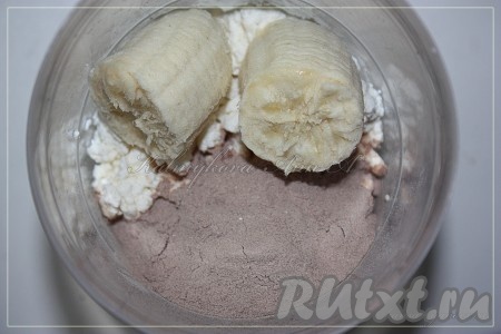 Творог, протеин (или казеин) и банан положить в чашу.