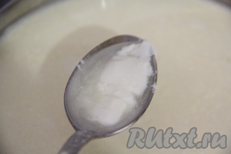 Поставить кастрюлю с молочной смесью на водяную баню. Я просто поставила кастрюльку со смесью в кастрюлю с водой большего объёма. С момента закипания воды держать кастрюлю на водяной бане на небольшом огне минут 10. За это время нужно несколько раз аккуратно перемешать смесь снизу вверх. Сыворотка начнёт отделятся. Главное не перегреть и не передержать смесь, в этом случае творог получится жёстким.&nbsp;
