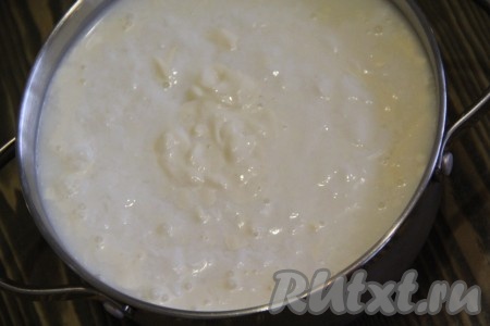 Пока молоко закисает, перемешивать его не надо. Молочная масса станет плотной, сверху образуются пузырьки. Как только молоко скиснет, слегка перемешать молочную массу.
