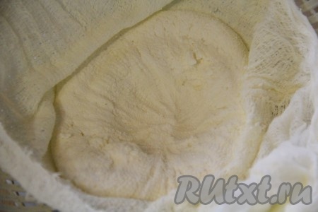 В таком виде оставить творог из коровьего молока на 6-8 часов. Если любите мягкий и не крупянистый творог, то можно время прессования сократить. Готовый домашний творог переложить в банку или миску и хранить в холодильнике.&nbsp;
