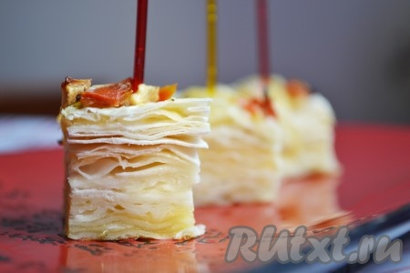 Закуска из лаваша с сыром получается очень вкусной, подать её можно и холодной, и горячей.
