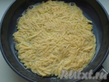 Разогреть в сковороде подсолнечное масло и выложить столько картофельной массы, сколько хватит на объём вашей сковороды. У меня всего вышло 4 картофельных блина. Жарить блин, пока он хорошо не схватится.