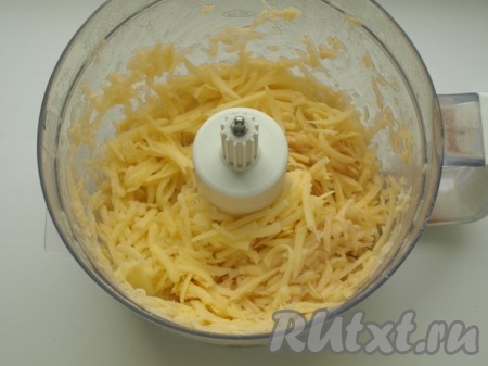 С помощью крупной насадки натереть картофель в комбайне.