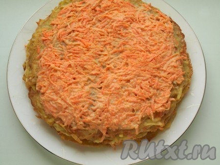 Полученной массой смазать картофельные коржи и оставить торт для пропитки на пару часов.