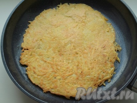 Затем аккуратно перевернуть лопаткой и обжарить с другой стороны.