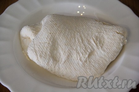 Затем достать дуршлаг из холодильника, освободить из марли готовый домашний творожный сыр. У меня получилось примерно 350 грамм нежного сыра кремового цвета.