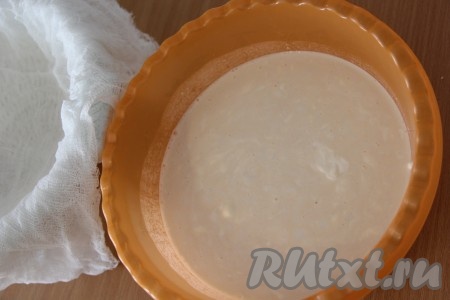 В глубокой миске соединить ряженку и сметану, добавить соль и&nbsp;перемешать вилкой, чтобы масса стала однородной. Дуршлаг выстелить марлей в три слоя так, чтобы концы марли свисали с краёв дуршлага.