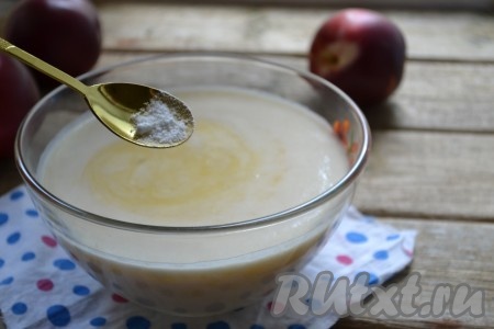 Добавляем ванилин и соль.
