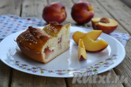 Вертута на кефирном тесте с фруктовой начинкой готова.