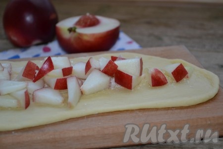 На подготовленные дорожки из теста выкладываем начинку - нарезанный кубиками нектарин и посыпаем сверху сахаром.
