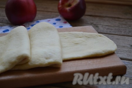 Готовое тесто для вертуты разделяем на две равные части. Сначала скатываем тесто валиком, а затем немного раскатываем скалкой в длинную дорожку.
