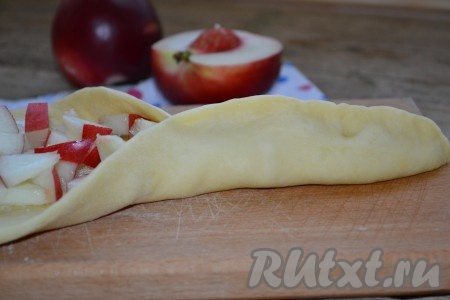 Аккуратно защипываем края.
