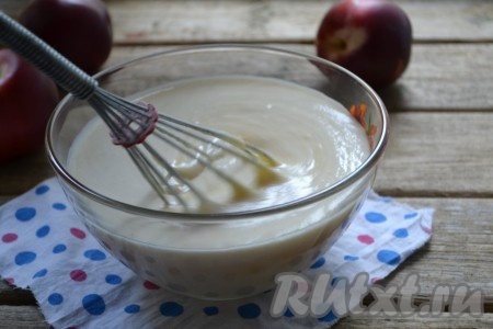 Перемешиваем венчиком.
