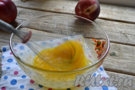 Тщательно взбиваем венчиком. Смазываем яичной массой верх вертуты и посыпаем кунжутом. 
