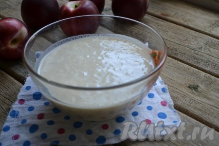 Добавляем в теплый кефир дрожжи, две столовые ложки муки и 1 столовую ложку сахара. Перемешиваем опару и ставим минут на 20 в теплое место.
