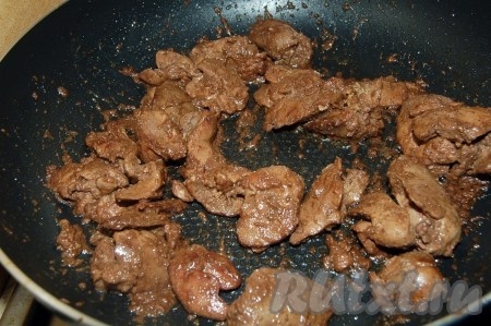 Куриную печень вымыть и обсушить. На сковородку выложить грамм 30 сливочного масла, растопить, добавить куриную печень и обжарить, периодически помешивая, до готовности (печень готова - если при прокалывании из неё выделяется прозрачный, без примесей крови сок, обычно на обжаривание уходит 5-7 минут).