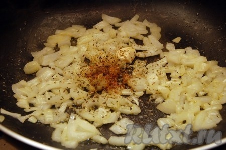 Добавить к луку с чесноком соль и специи, перемешать.