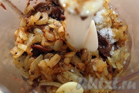 В чашу блендера выложить куриную печень и лук с чесноком, измельчить (если нет блендера, можно пропустить через мясорубку).