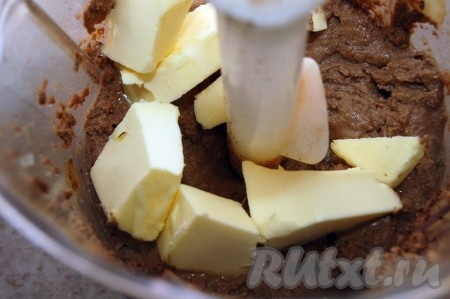 Добавить нарезанное сливочное масло (немного масла оставьте, в дальнейшем мы им зальём готовый паштет из куриной печени) и еще раз пропустить через блендер или мясорубку.