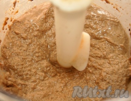 Взбить домашний паштет из куриной печени и сливочного масла до пышного состояния.