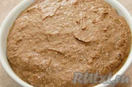 Переложить паштет в форму.