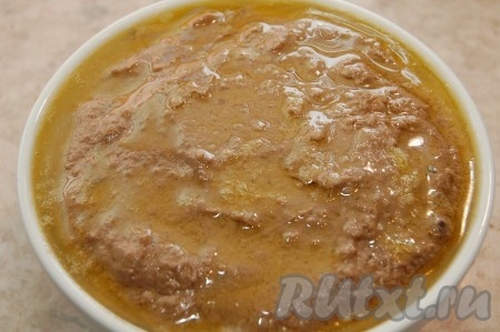 Оставшееся сливочное масло растопить и прямо горячим вылить на поверхность паштета, затем остудить и убрать в холодильник. Масло на поверхности нужно для того, чтобы печеночный слой не "заветривался".