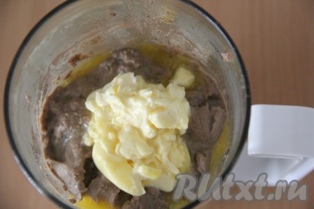 Затем добавить размягчённое сливочное масло и ещё раз взбить блендером до однородности.