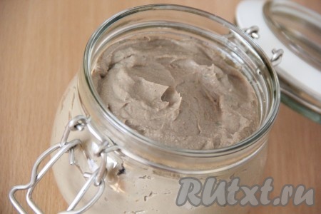 Вкусный, нежный&nbsp;паштет из куриной печени переложить в стеклянную (или керамическую) посуду.&nbsp;