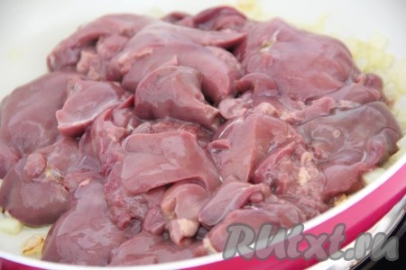 Затем добавить в сковороду куриную печень, перемешать.