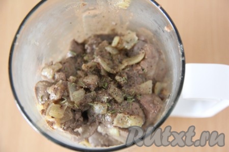 Переложить горячую печень в чашу блендера, всыпать специи (я в качестве специй добавила щепотку тимьяна и щепотку чёрного молотого перца). Измельчить печень блендером до однородности.